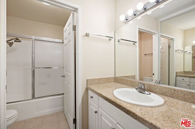 Building Photo - 5535 Canoga Ave