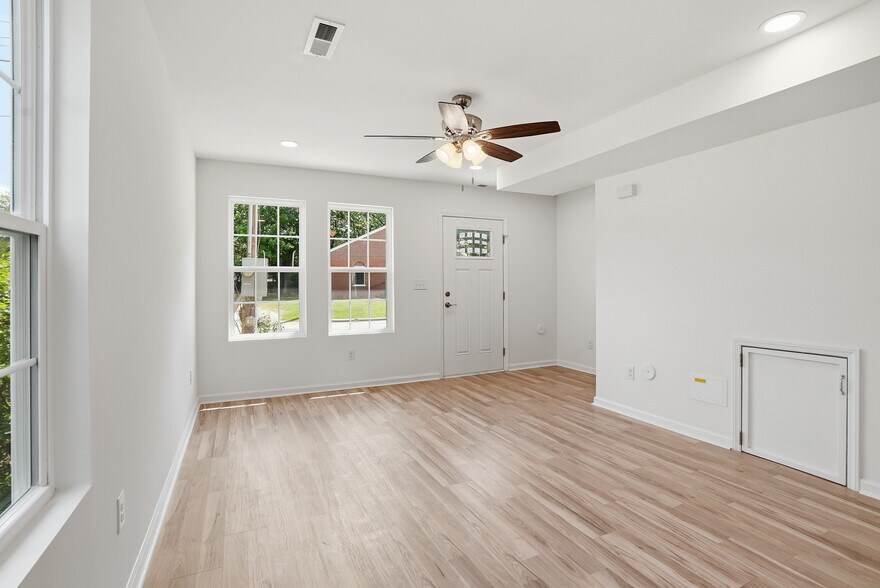 Building Photo - 516 Singletary St SE