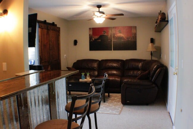 Building Photo - 7 Teakwood Dr