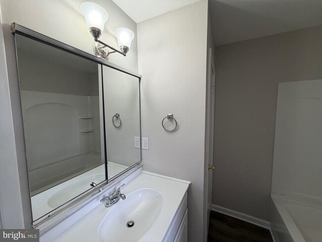 Building Photo - 120 Redwood Dr