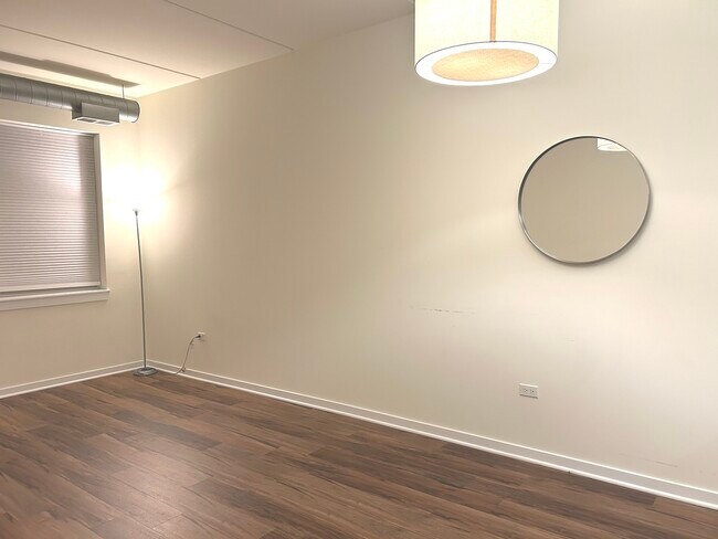 Building Photo - 873 N Larrabee St