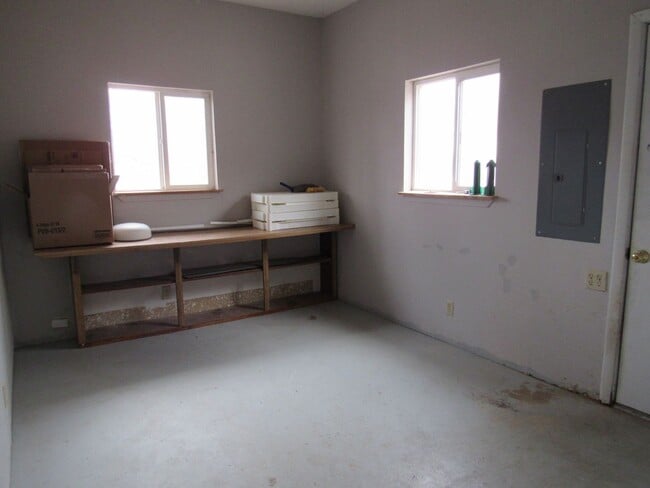 Building Photo - 4 bedroom lake view home