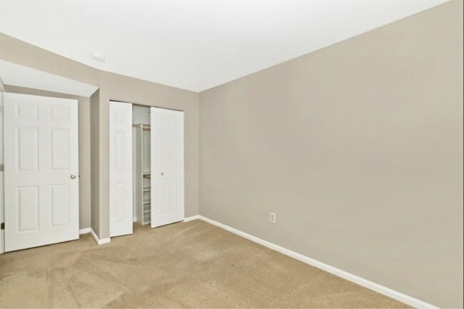 Building Photo - 584 Cotswold Ct