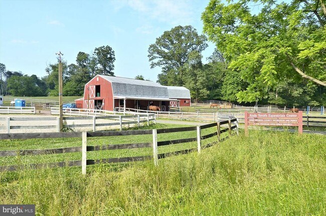 Building Photo - 832 Clifton Ave