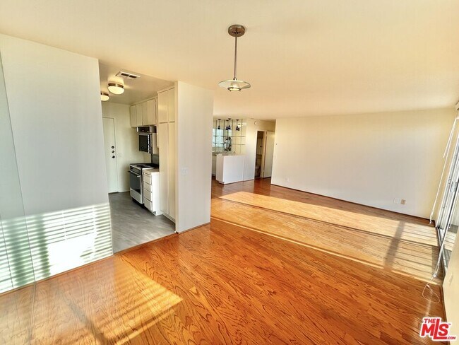 Building Photo - 100 S Doheny Dr