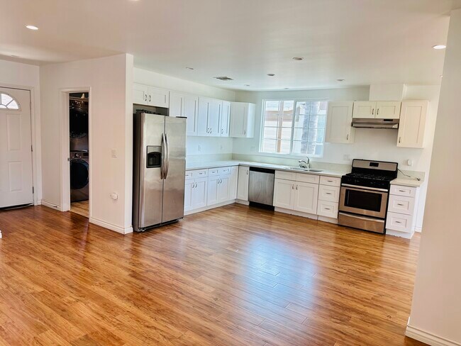 Main living area / kitchen - 6712 Cedros Ave