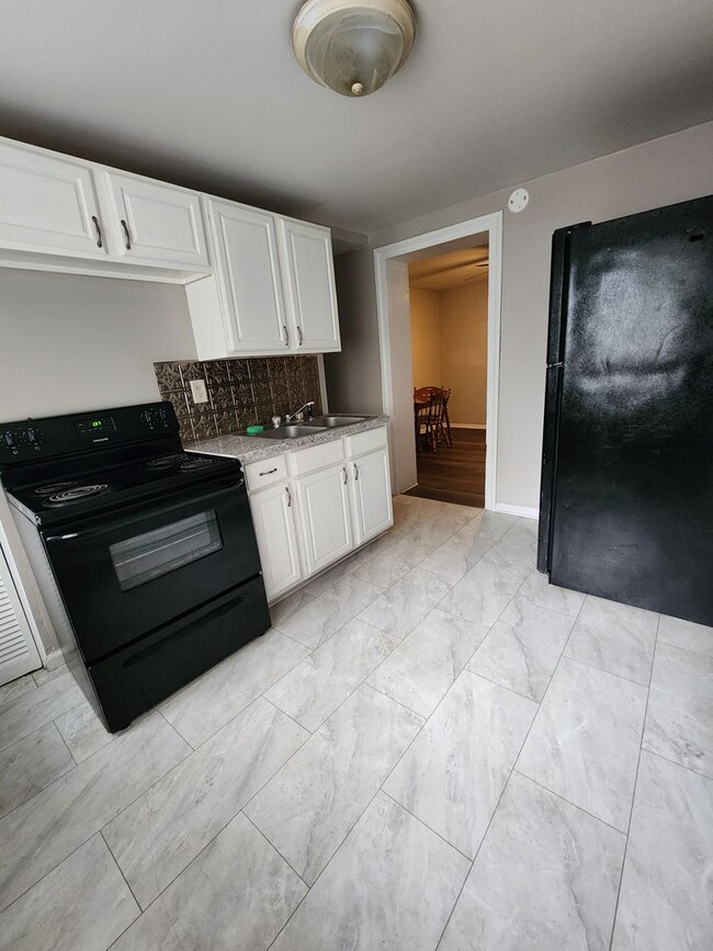 Building Photo - 909 W Adams St