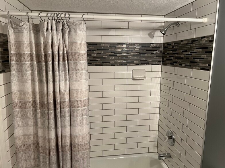 Building Photo - 4298 Chateau de Ville Dr