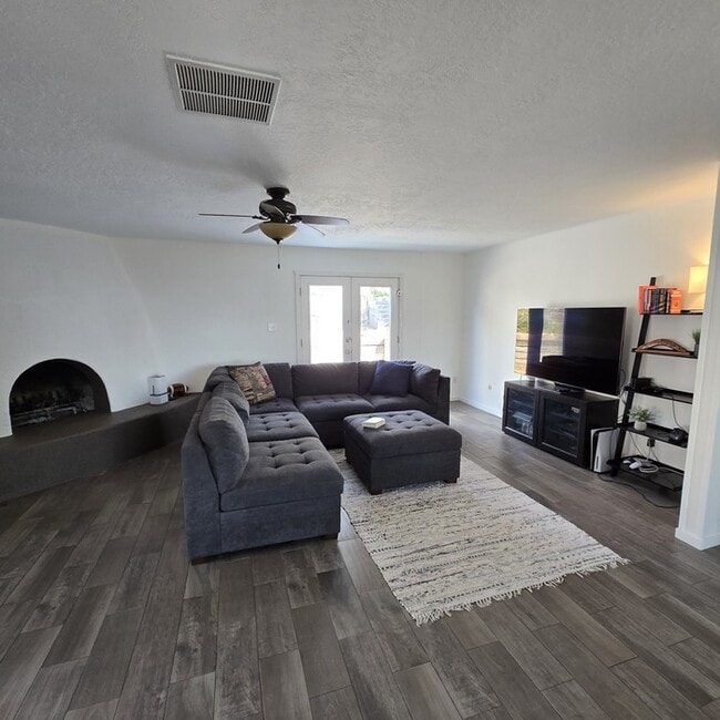 Building Photo - 1048 Monte Largo Dr NE