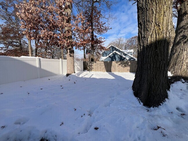 Building Photo - 509 E Lake Ave