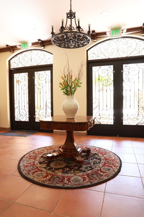 Lobby - 5037 Rosewood Ave