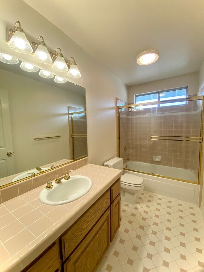 Building Photo - Spacious 5-bedroom Home Located in Niles Neighborhood of Fremont!