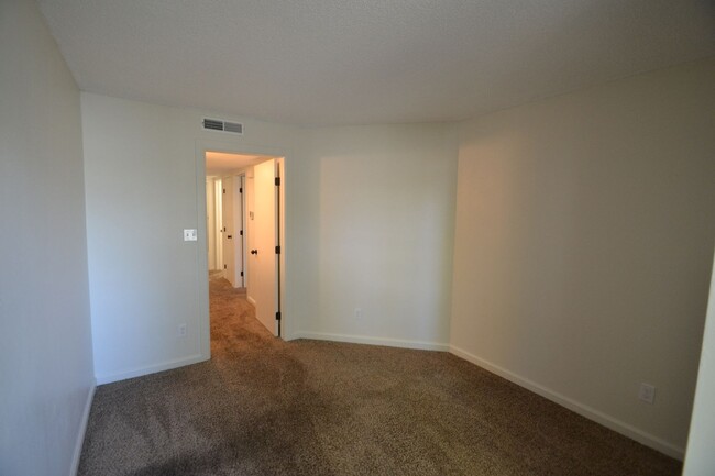 Building Photo - 2 Bed 1 Bath Condo with Mountain Views and...