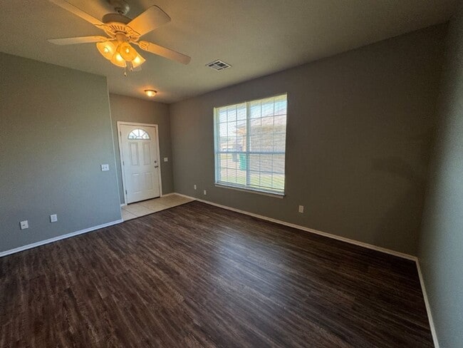 Building Photo - $200 off your move in by May 15th! Located in Edgewood Manor and in Mustang School District!, Nea...
