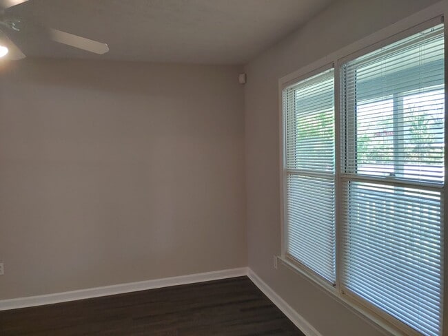 Building Photo - Spacious 2Bd/2Ba Duplex - Move-In Ready!