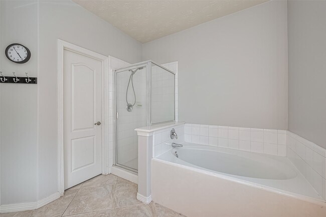 Building Photo - 2202 Highland Crossing Dr