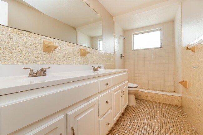 Building Photo - 2105 Sugarbush Dr