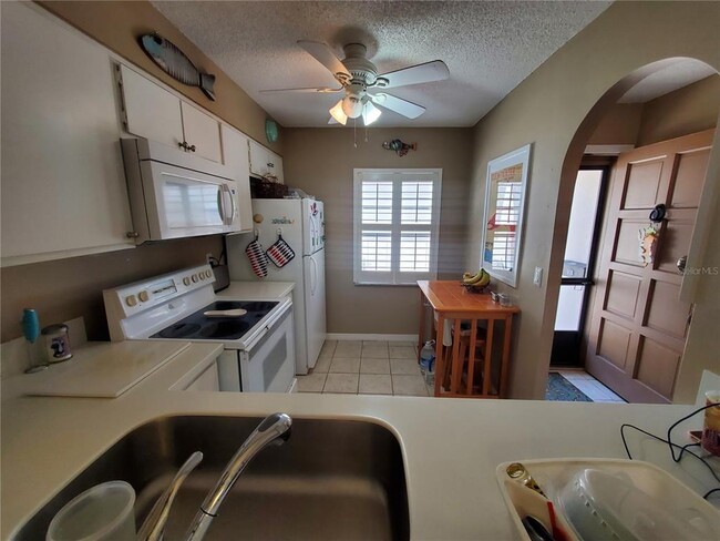 Building Photo - 1400 Arrowhead Cir W