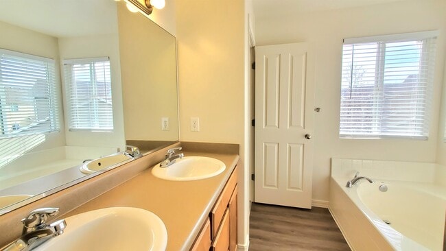 Building Photo - 483 E Apple Blossom Dr