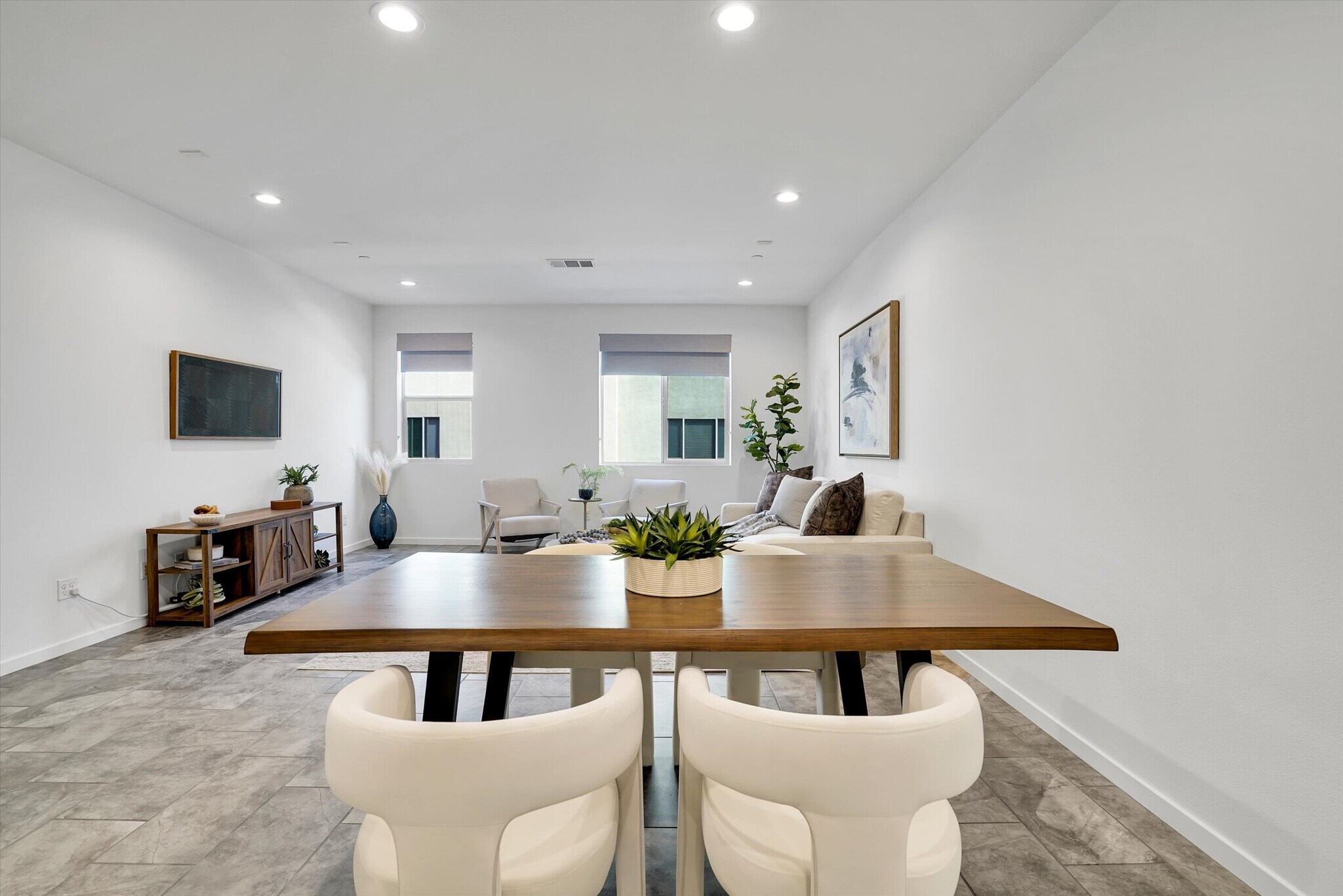 Building Photo - 1512 W Artesia Sq