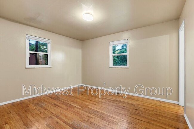 Building Photo - 1364 Farmview Ave