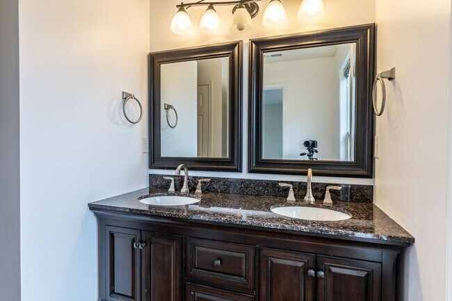 Building Photo - 2455 N Berkshire Rd