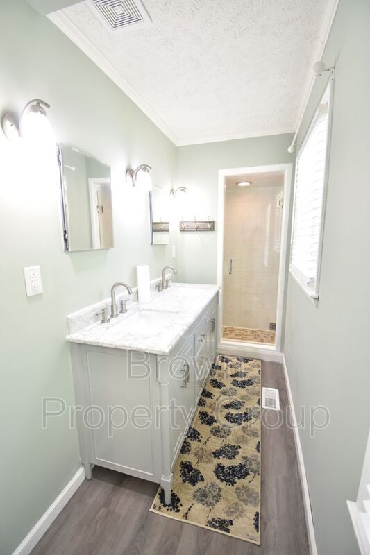 Building Photo - 823 Southview Cir