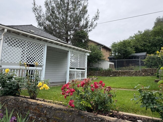 Building Photo - 3-bedroom, 1-bath home in Redding blends historic charm with modern finishes!