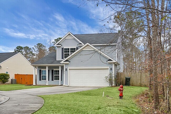 Building Photo - 3 bedrooms, 2.5 bathrooms  2-car garage in...
