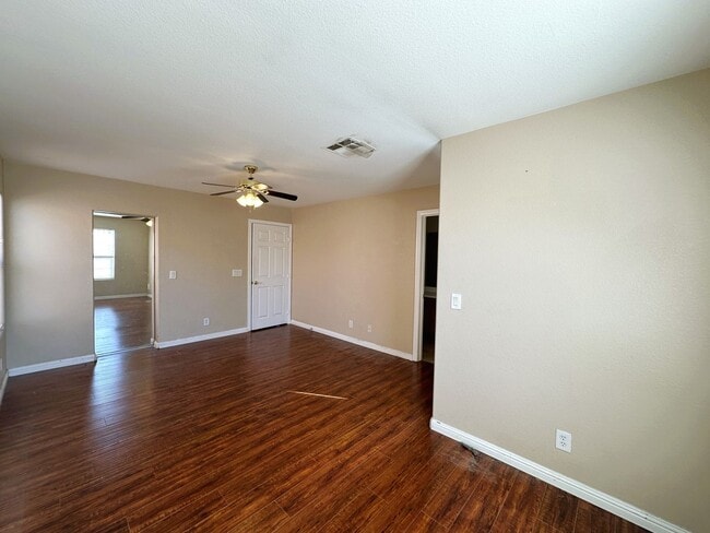 Building Photo - BEAUTIFUL 2 STORY HOME WITH HARDWOOD FLOORING! 3 BED 2 BATH, MASTER BEDROOM HAS ITS OWN PRIVATE B...