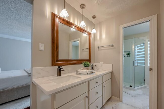 Building Photo - 10118 Briar Forest Dr