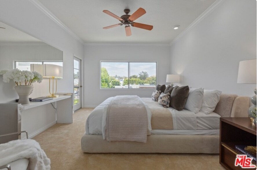 Primary bedroom - 612 S Barrington Ave