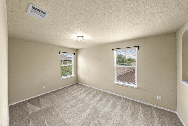 Building Photo - 1 Month Free Rent with an 18 Month Lease!!!