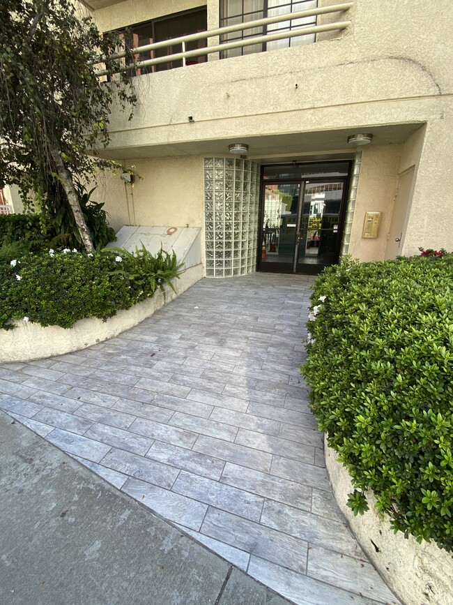 Building Photo - 10916 Ashton Ave