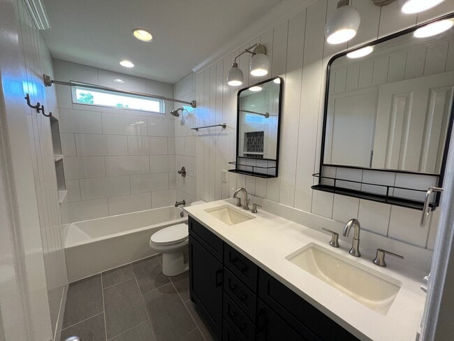 Building Photo - 4 Bed, 3.5 Bath Home w/  3 Car Garage in Williamson Co