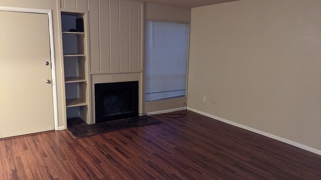 Building Photo - NICE 2-BEDROOM, 2-BATHROOM TOWNHOME WITH F...