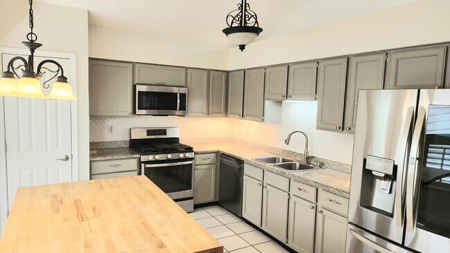 Building Photo - "Charming 3-Bed Oasis with 2.5 Baths on Carrington Court!"