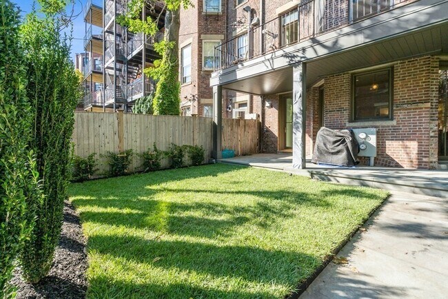 Building Photo - 15 Regent Cir