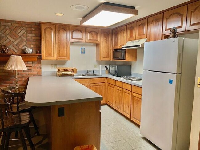 Building Photo - Spacious & Beautiful 1 Bedroom, 1 Bath Bas...