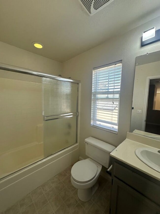 Building Photo - 4 Bedroom in East Woodland