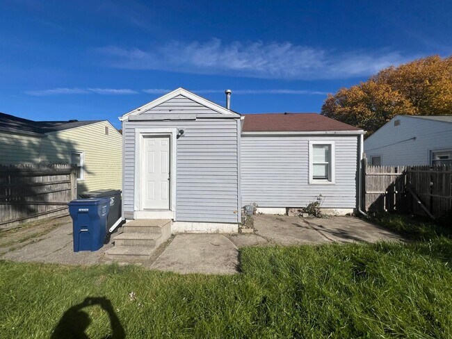Building Photo - 2-bedroom, newly remodeled home on Flint's Southwest side.