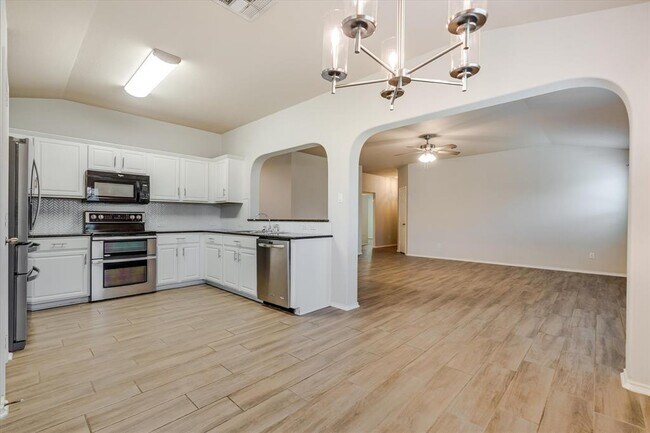 Building Photo - 1213 Hensley Dr