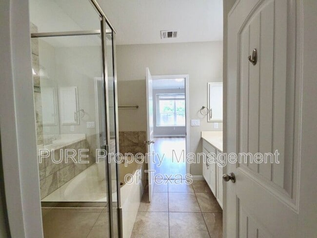 Building Photo - 13400 Briarwick Dr