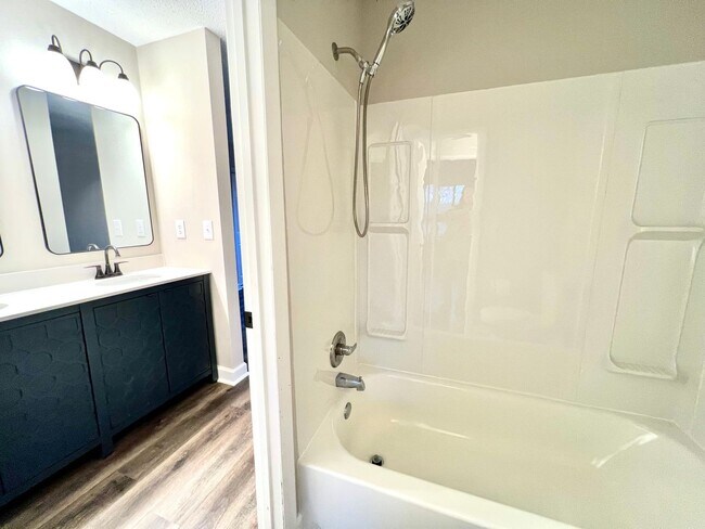 Building Photo - Great 3Br 2.5 BA Townhome in High Point!
