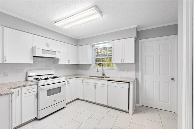 Building Photo - 408 Lakeview Dr W