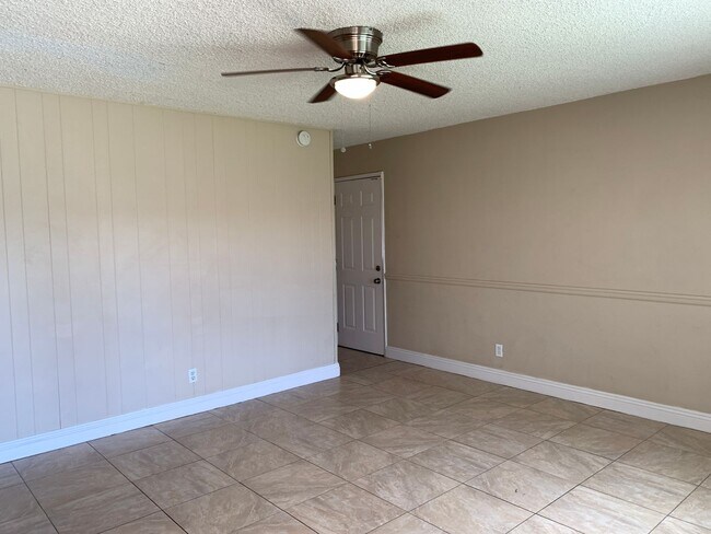 Building Photo - Super Cute 3 Bedroom Home For Rent in Oildale - $1695 Rent Available mid June