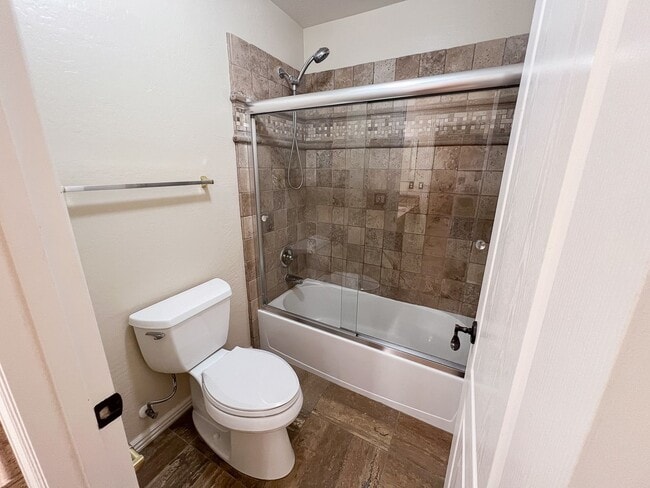 Building Photo - Stunning 5 bed/ 3.5 Bath in Pleasant Valley