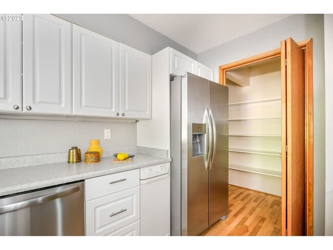 Building Photo - 2Bd/2Ba Second Floor Condo in SE with Washer & Dryer, 2 Car Dethatched Garage and a Serene Courty...