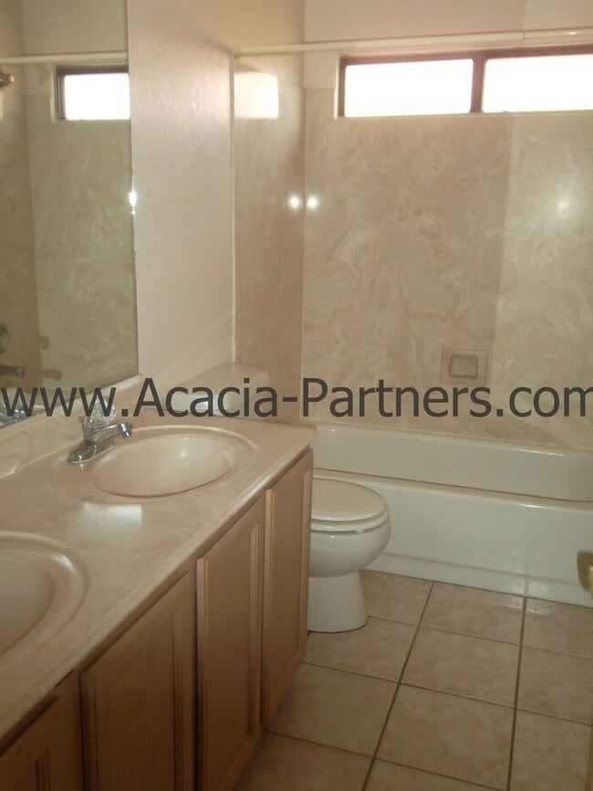 Building Photo - 4 Bedroom  in gated community on Golf Course