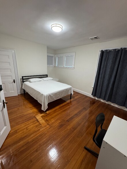 Building Photo - 79 College St